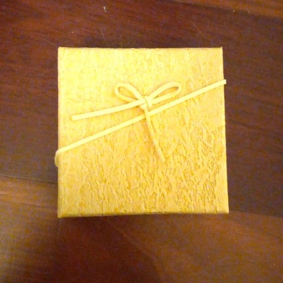 Resin earrings, 1 1/2 inches both ways - Picture 2 of 3